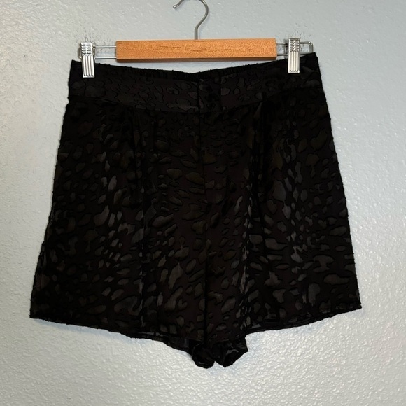 Good American Women's Midnight Black Leopard Print Satin Burnout Shorts Size 26‎ - Picture 3 of 11